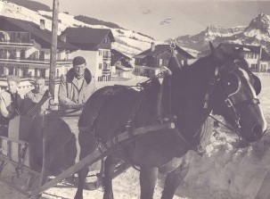 En hiver, le traineau  lugeons emmne les touristes skier